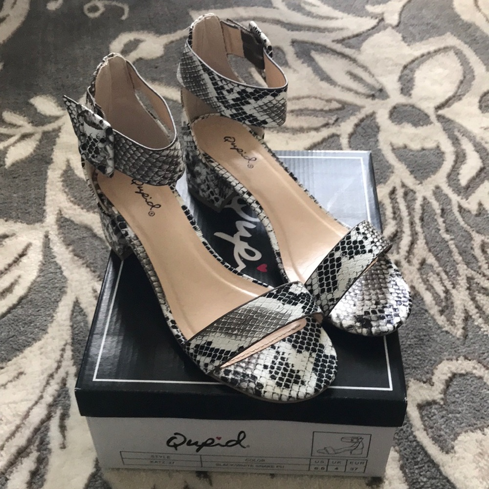 NIB! Women’s 6.5 Qupid brand snakeskin sandal